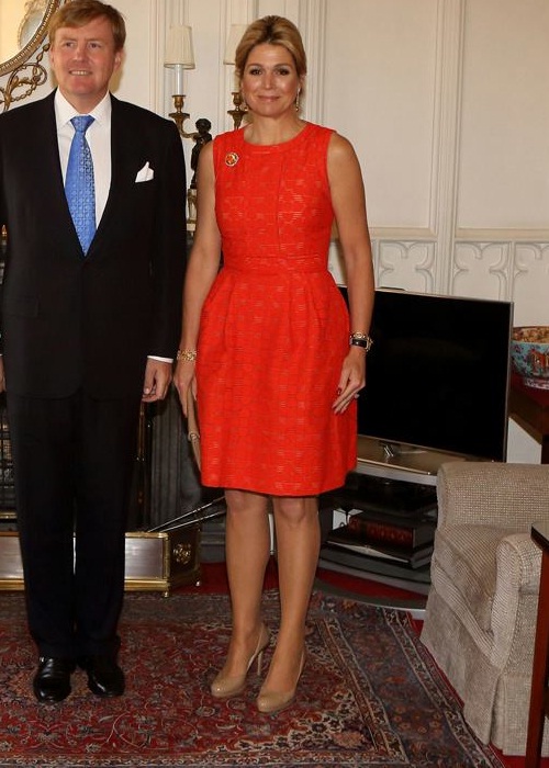 maxima-bezoekt-britse-koningin-2013-natan-jurk.jpg