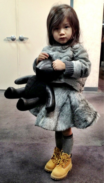 Aila met haar fluffy jas, kleine stoere Timberlands en haar designerbeer!